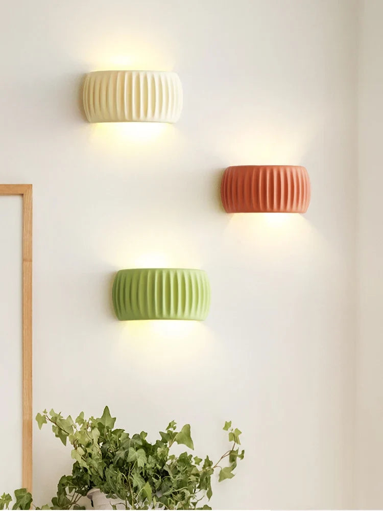 French Resin Wall Lamp – Textured Modern Sconce for Elegant Ambient Lighting