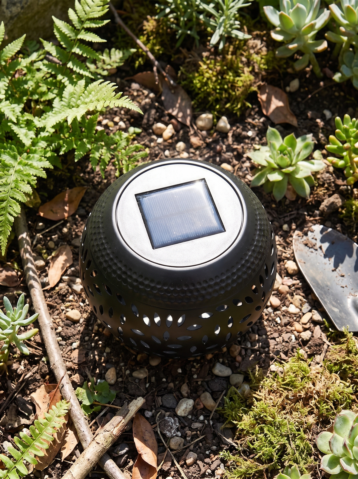Lumopattern Solar Garden Light cut metal pattern in sunlight